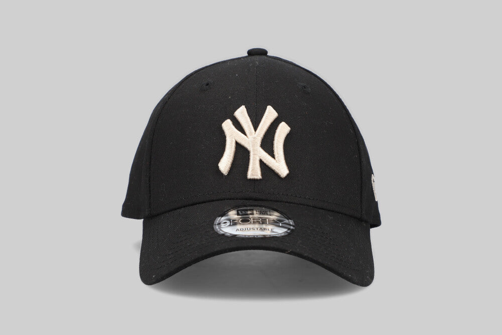 New Era New York Yankees MLB League Essentials 9Forty Strapback Cap